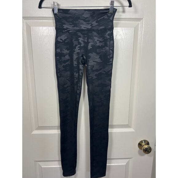 Spanx Faux Vegan Leather High Waist Black Camo Leggings Women's size XS - Picture 2 of 10